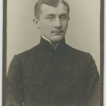 Mężczyzna w mundurku szkolnym