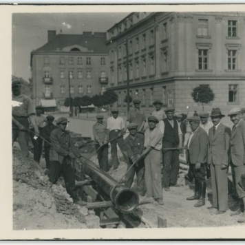 Układanie rur wodociągowych na rynku w Kaliszu