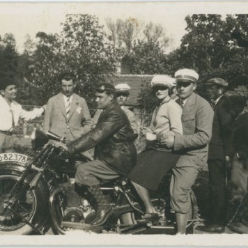 Członkowie Towarzystwa Cyklistów na wycieczce w Gołuchowie