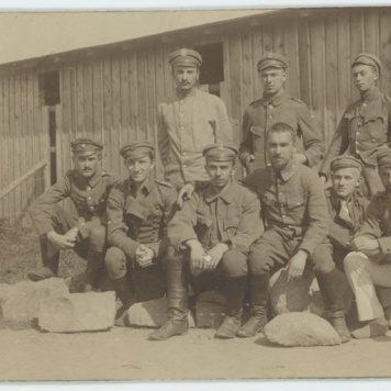 Przed barakiem w obozie jenieckim w Szczypiornie