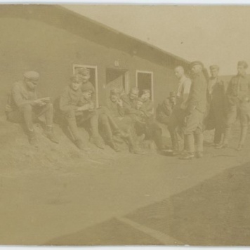 Przed barakiem w obozie jenieckim w Szczypiornie