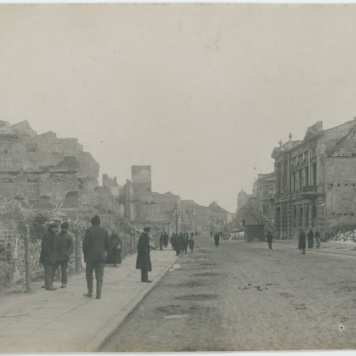 Ulica Zamkowa i spalony ratusz miejski po zburzeniu miasta