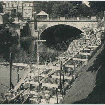 Budowa betonowej skarpy na brzegu Prosny przy Moście Kamiennym