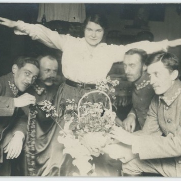 Grupa żołnierzy z pielęgniarką w Szpitalu Wojskowym w Kaliszu