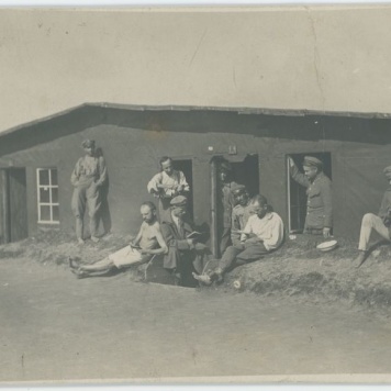 Jeńcy przed barakiem w obozie jenieckim w Szczypiornie