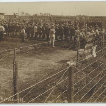 Plac apelowy w obozie jenieckim w Szczypiornie