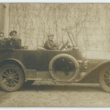 Trzej mężczyźni w samochodzie