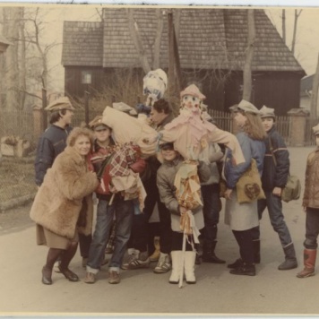 Harcerze topiący marzannę na Zawodziu