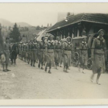 Maszerujące harcerki