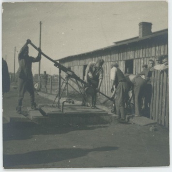 Pompowanie wody w obozie jenieckim w Szczypiornie