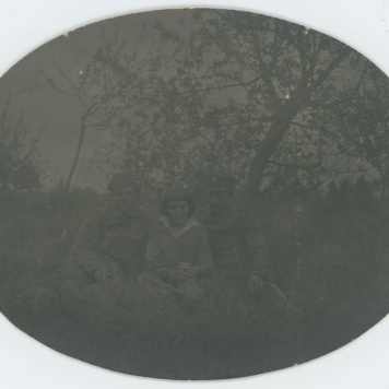 Dziewczyna z dwoma żołnierzami