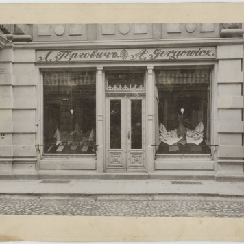 Witryna zakładu krawiectwa męskiego w Kaliszu