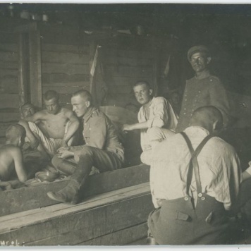 W baraku w obozie jenieckim w Szczypiornie