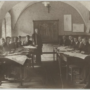 Uczestnicy kursu kroju i szycia przy Instytucie Doskonalenia Rzemiosła w Łodzi