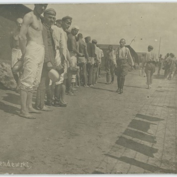 Kolejka po posiłek w obozie jenieckim w Szczypiornie