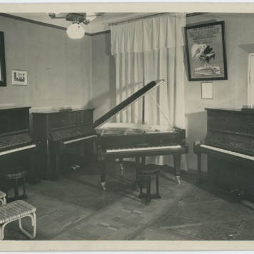 Fortepian "Calisia" w salonie wystawienniczym w Warszawie