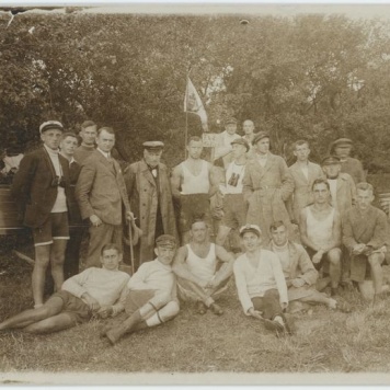 Członkowie Kaliskiego Towarzystwa Wioślarskiego na przystani