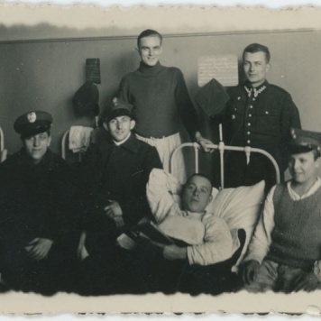 Antoni Zieliński z grupą żołnierzy w szpitalu wojskowym w Poznaniu