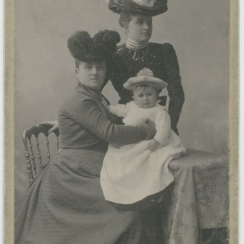 Portret dwóch kobiet z dzieckiem