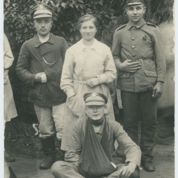 Grupa żołnierzy z pielęgniarką w Szpitalu Wojskowym w Kaliszu