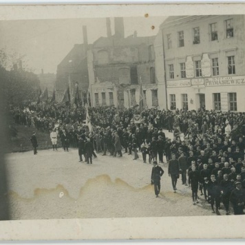 Pochód podczas Święta  3 Maja w Kaliszu