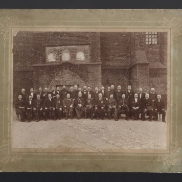 Portret mężczyzn przed kościołem w Kaliszu (?)