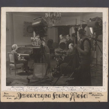 Fortepian Arnold Fibiger na planie filmu "Dziewczyna szuka miłości"