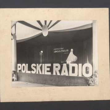 Fortepian z Fabryki Fortepianów i Pianin Arnold Fibiger w studiu Polskiego Radia