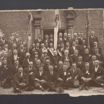 Zdjęcie zbiorowe przed plebanią kościoła św. Mikołaja 