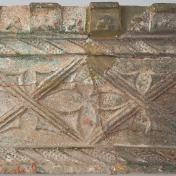 Kafel z ornamentem okuciowym