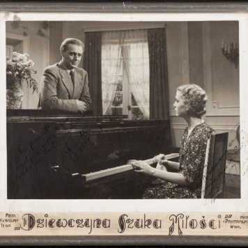 Kadr z filmu "Dziewczyna szuka miłości". Na planie fortepian Arnold Fibiger