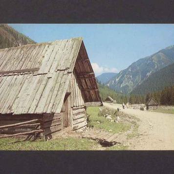 Tatry Zachodnie. Szałasy pasterskie na Polanie Chochołowskiej