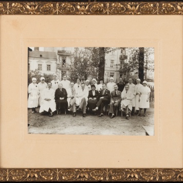 Zdjęcie grupowe personelu szpitalnego z Kalisza 