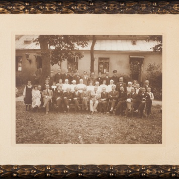 Zdjęcie grupowe kobiet i mężczyzn 