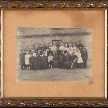 Zdjęcie grupowe personelu szpitala wojskowego 