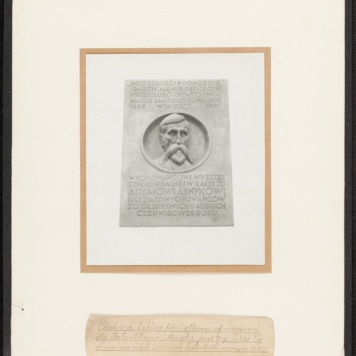 Tablica pamiątkowa ufundowana dla Adama Asnyka przez II-gi Zjazd Wychowanków Szkół Średnich Kaliskich w czerwcu 1928 
