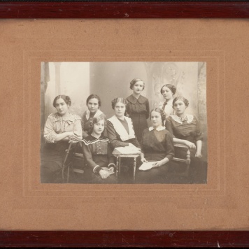 Zdjęcie pamiątkowe mistrzyni krawieckiej Cecylii Ziarniewicz 