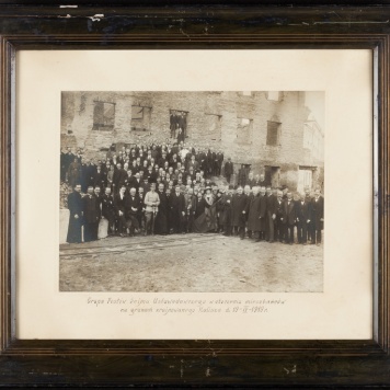 Grupa Posłów Sejmu Ustawodawczego w otoczeniu mieszkańców na gruzach zrujnowanego Kalisza d. 13.IV.1919r. 