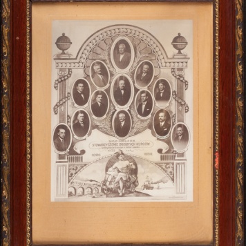 Tableau Zarządu i Komisji Rewizyjnej Stowarzyszenia Drobnych Kupców i przemysłowców Chrześcijan m. Kalisza i powiatu