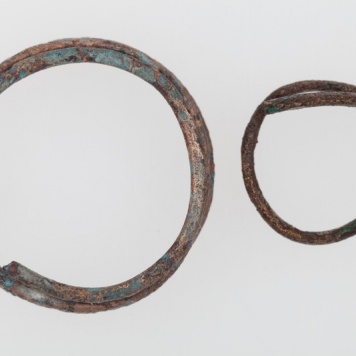 fragment drutu brązowego 