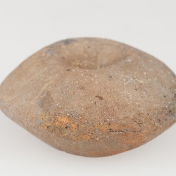 Przęślik dwustożkowaty, zdobiony parami skośnych linii rytych