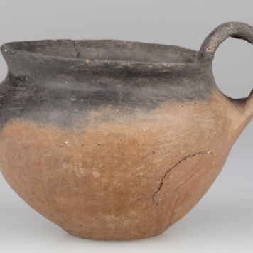 Kubek o płaskim dnie, brzuścu baniastym i taśmowatym uchu