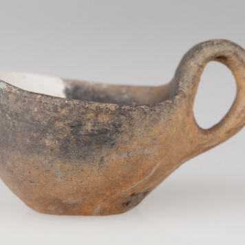 Czerpak miniaturowy, asymetryczny o płaskim dnie, półkulistym brzuścu i taśmowatym uchu