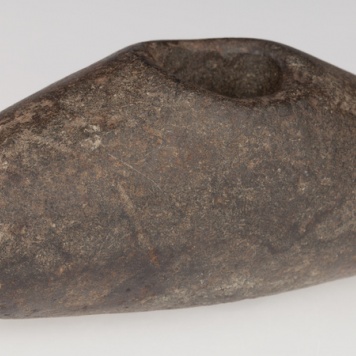 Toporek kamienny w rzucie poziomym prostokątny o płaskim ostrzu