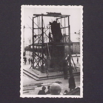 Montaż pomnika Bolesława Chrobrego wg projektu Marcina Rożka, na placu przed katedrą w Gnieźnie.