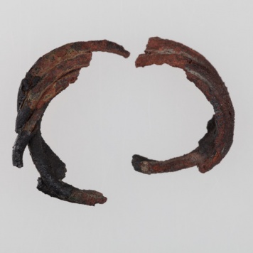 Skręt spiralny z drutu brązowego, zdeformowany na stosie