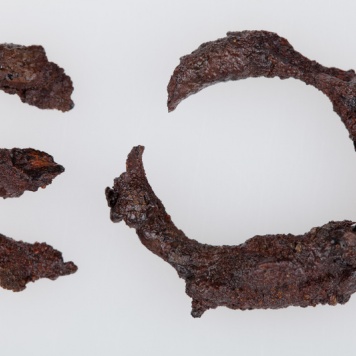 Brązowe skręty spiralne wykonane z drutu o przekroju okrągłym