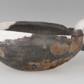 Czerpak o wklęsłym dnie, półkolistym brzuścu, brzegu zaokrąglonym do środka. Wnętrze zdobione odciskiem koła i skośnymi rowkami