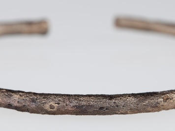 Bransoleta wykonana z brązu o przekroju owalno - graniastym