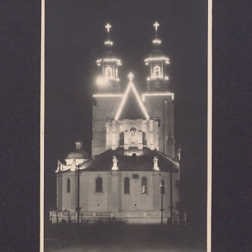 Widok z Rynku na katedrę nocą.